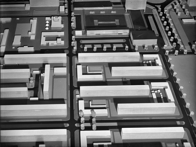 87151 Afbeelding van een gedeelte van een maquette van de wijk Kanaleneiland te Utrecht met links de Bernadottelaan en ...